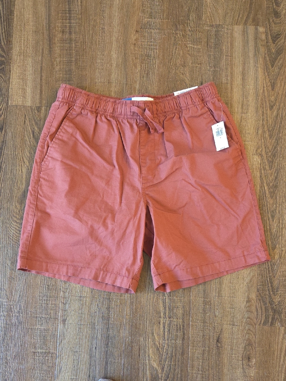 Old Navy Men's Small Shorts. NWT. Built In Flex.  Shorts in Rust. 8" Inseam